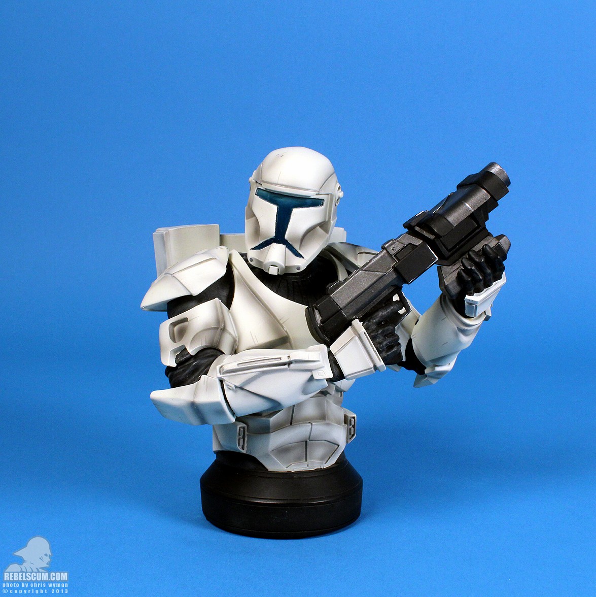 Republic-Commando-With-Light-Up-Visor-Mini-Bust-Gentle-Giant-Ltd-001.jpg