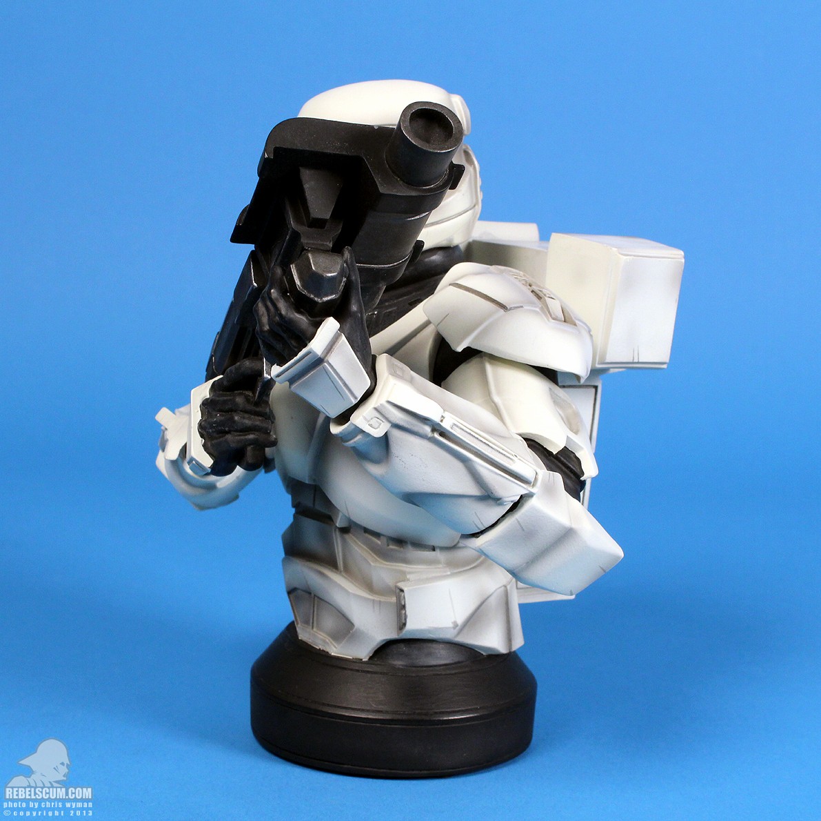 Republic-Commando-With-Light-Up-Visor-Mini-Bust-Gentle-Giant-Ltd-007.jpg