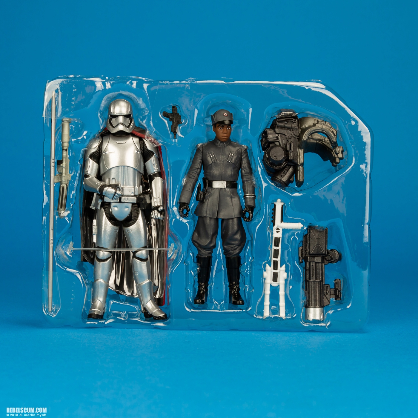 Finn-First-Order-Disguise-Captain-Phasma-Forcelink-Hasbro-036.jpg