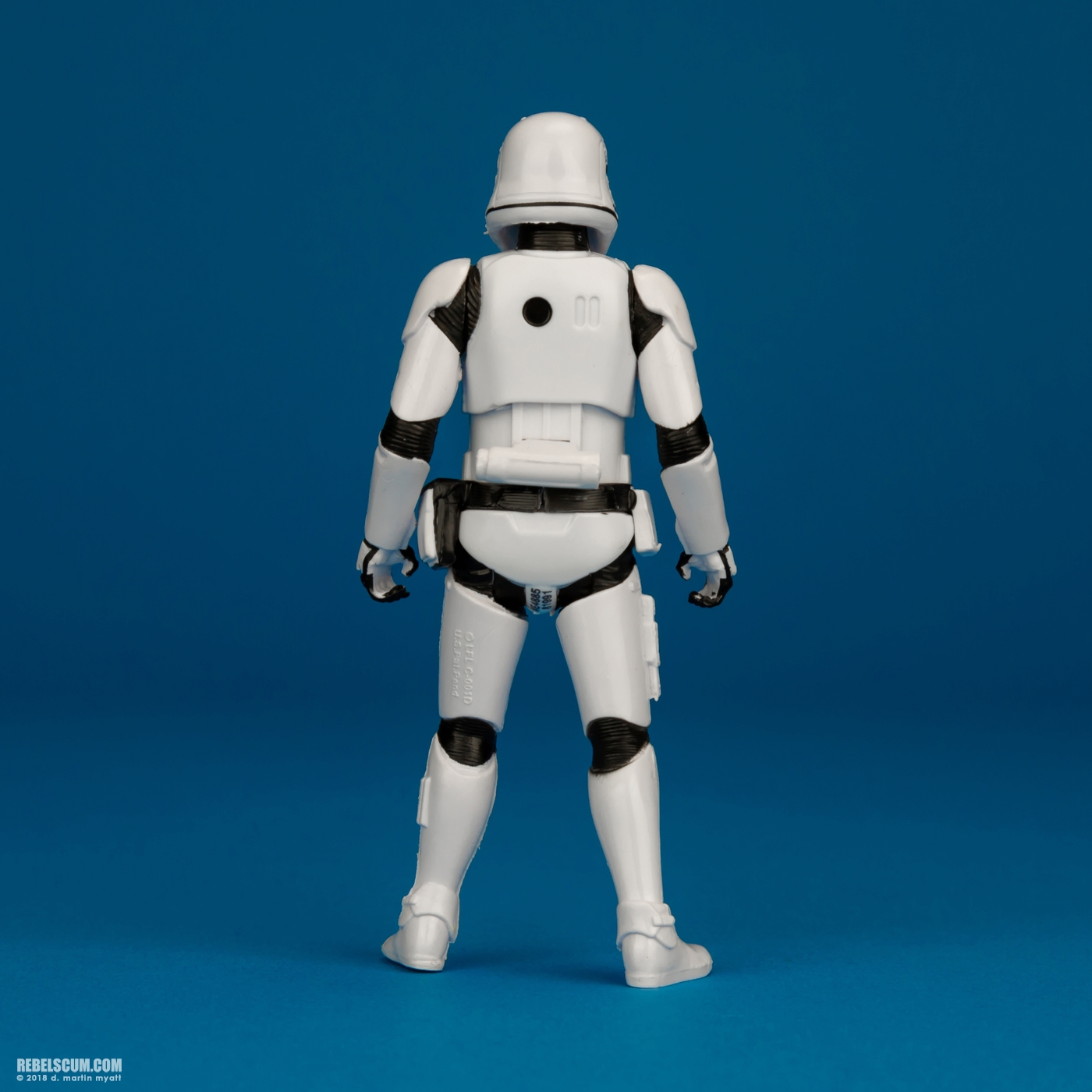 First-Order-Stormtrooper-Officer-Solo-Force-Link-Hasbro-004.jpg