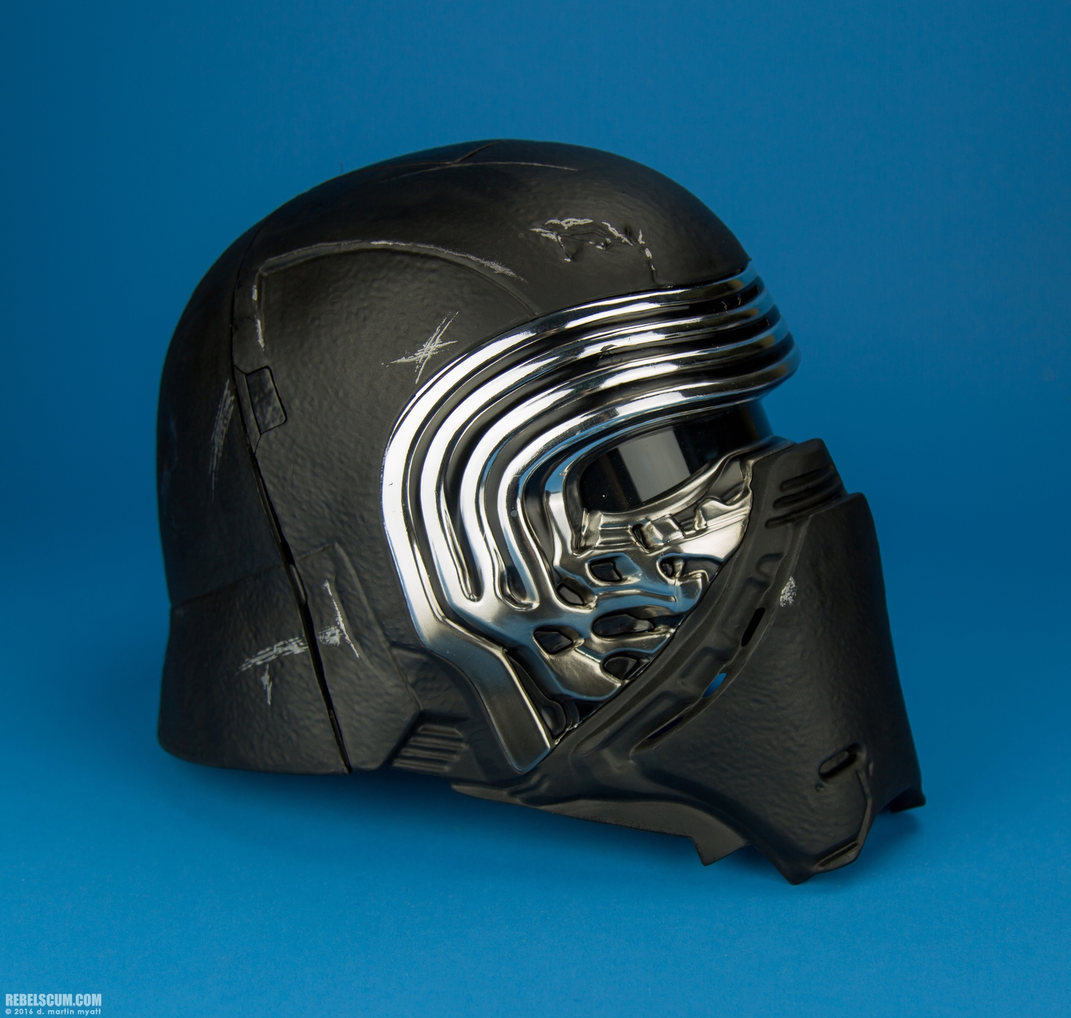 Kylo-Ren-Electronic-Voice-Changer-Helmet-Hasbro-002.jpg