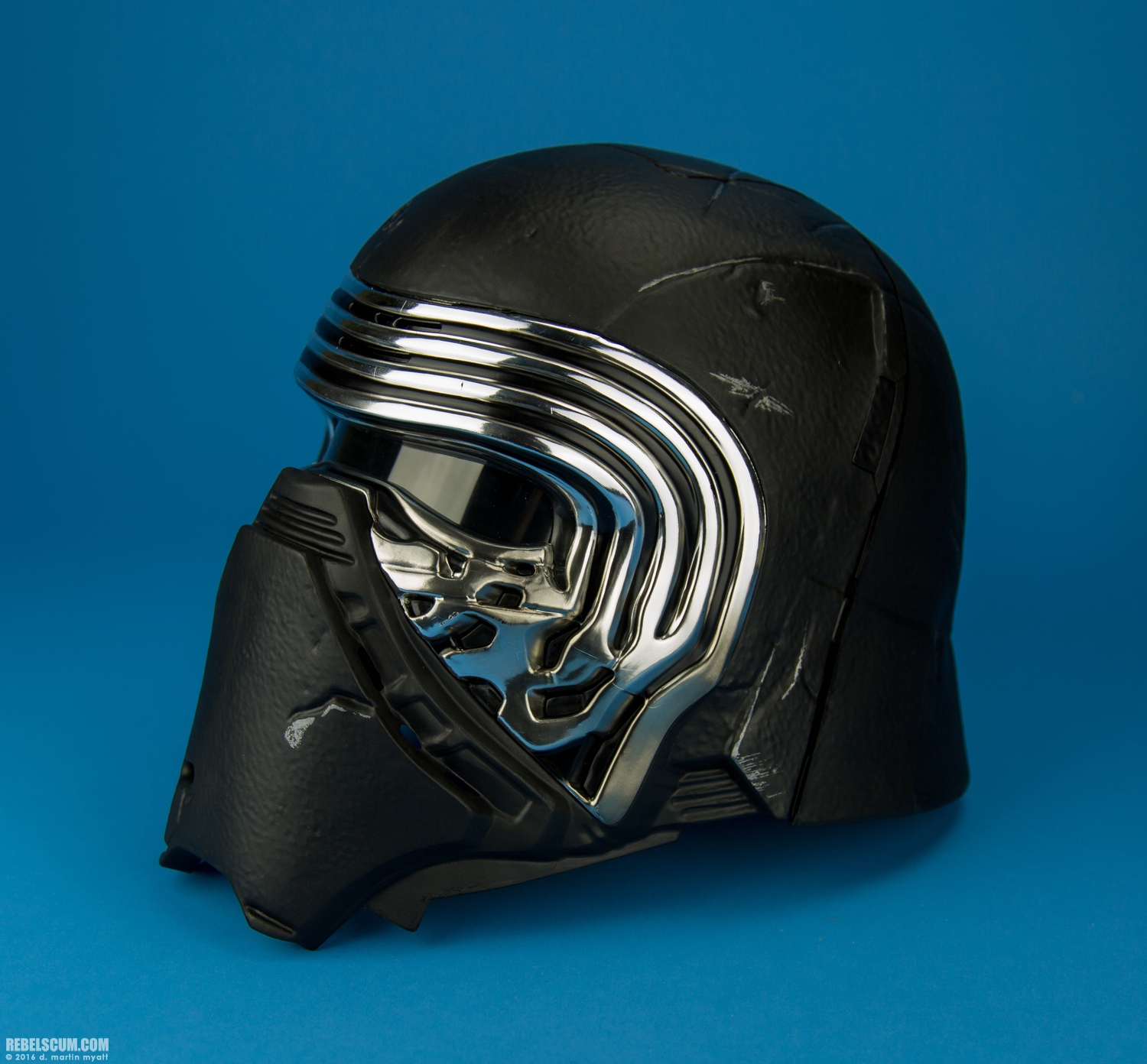 Kylo-Ren-Electronic-Voice-Changer-Helmet-Hasbro-003.jpg