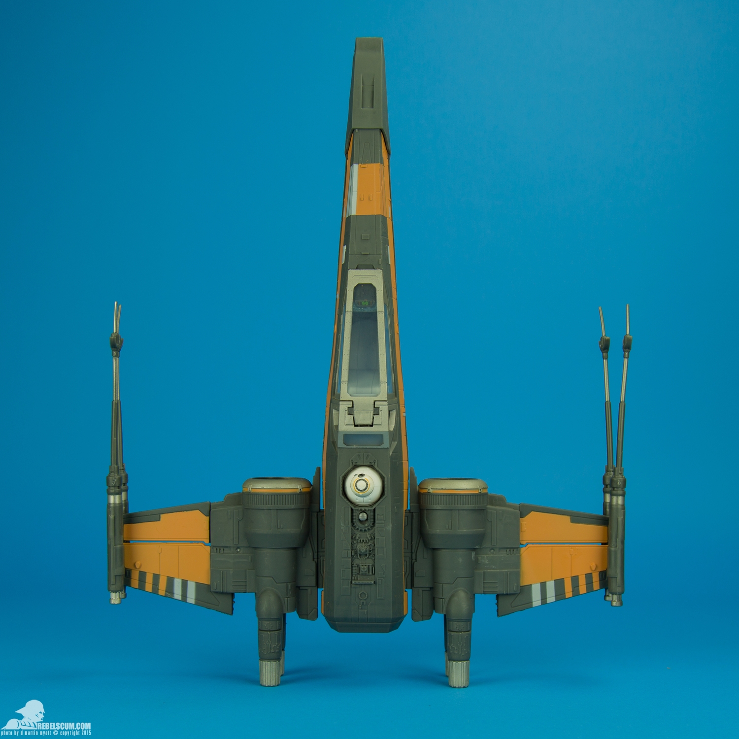 Poes-X-Wing-Fighter-Black-The-Force-Awakens-001.jpg