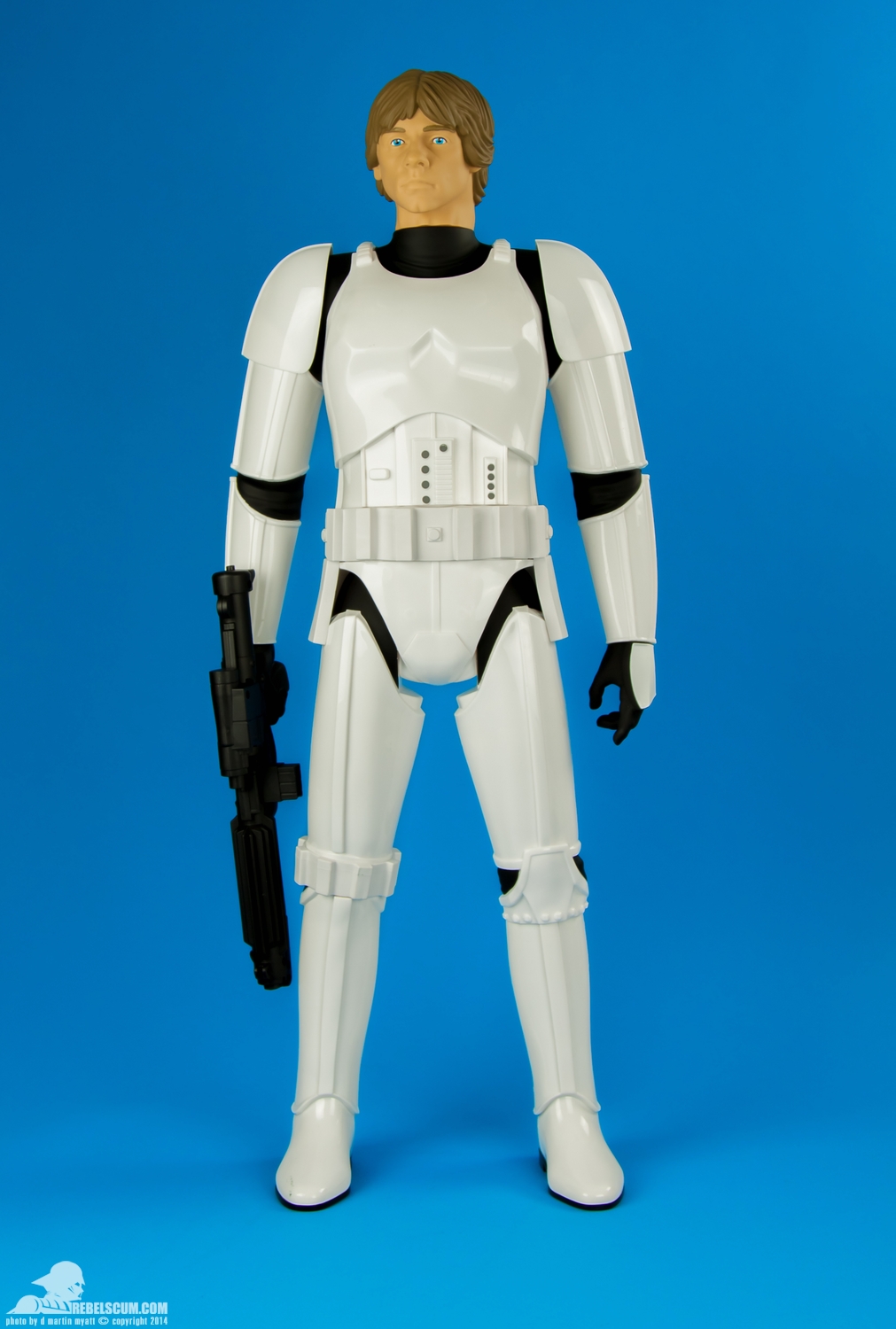 JAKKS-Pacific-31-inch-Giant-Luke-Skywalker-Stormtrooper-Armor-001.jpg
