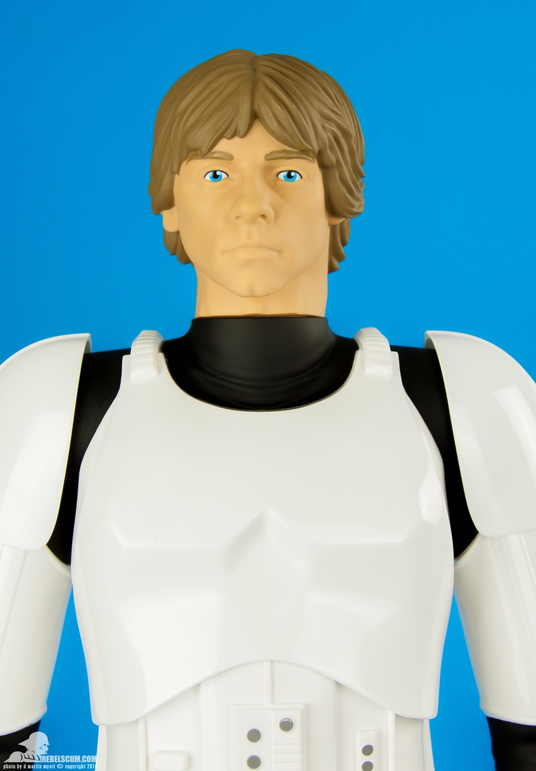 JAKKS-Pacific-31-inch-Giant-Luke-Skywalker-Stormtrooper-Armor-005.jpg