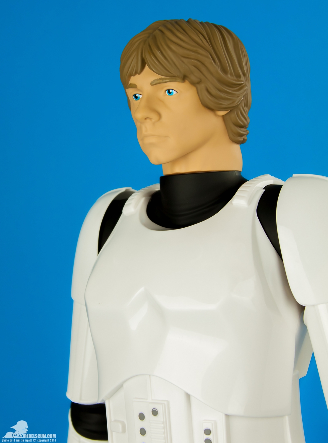 JAKKS-Pacific-31-inch-Giant-Luke-Skywalker-Stormtrooper-Armor-007.jpg