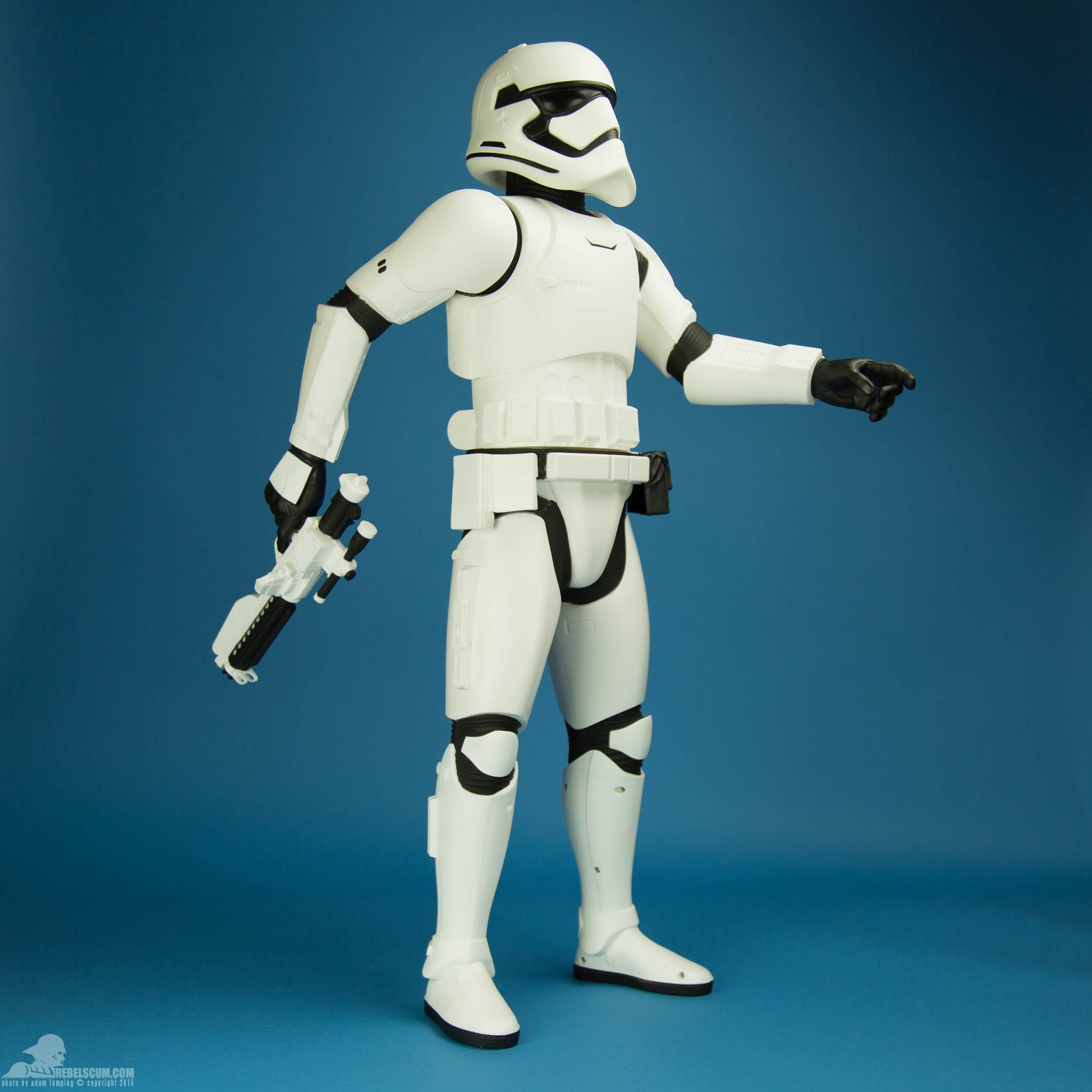 jakks-pacific-first-order-stormtrooper-31-inch-figure-002.jpg