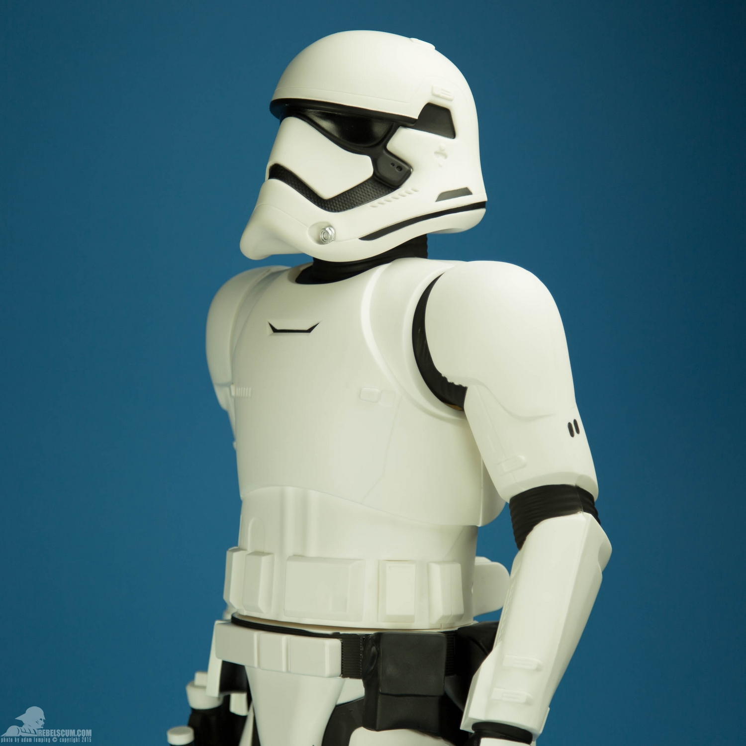 jakks-pacific-first-order-stormtrooper-31-inch-figure-007.jpg