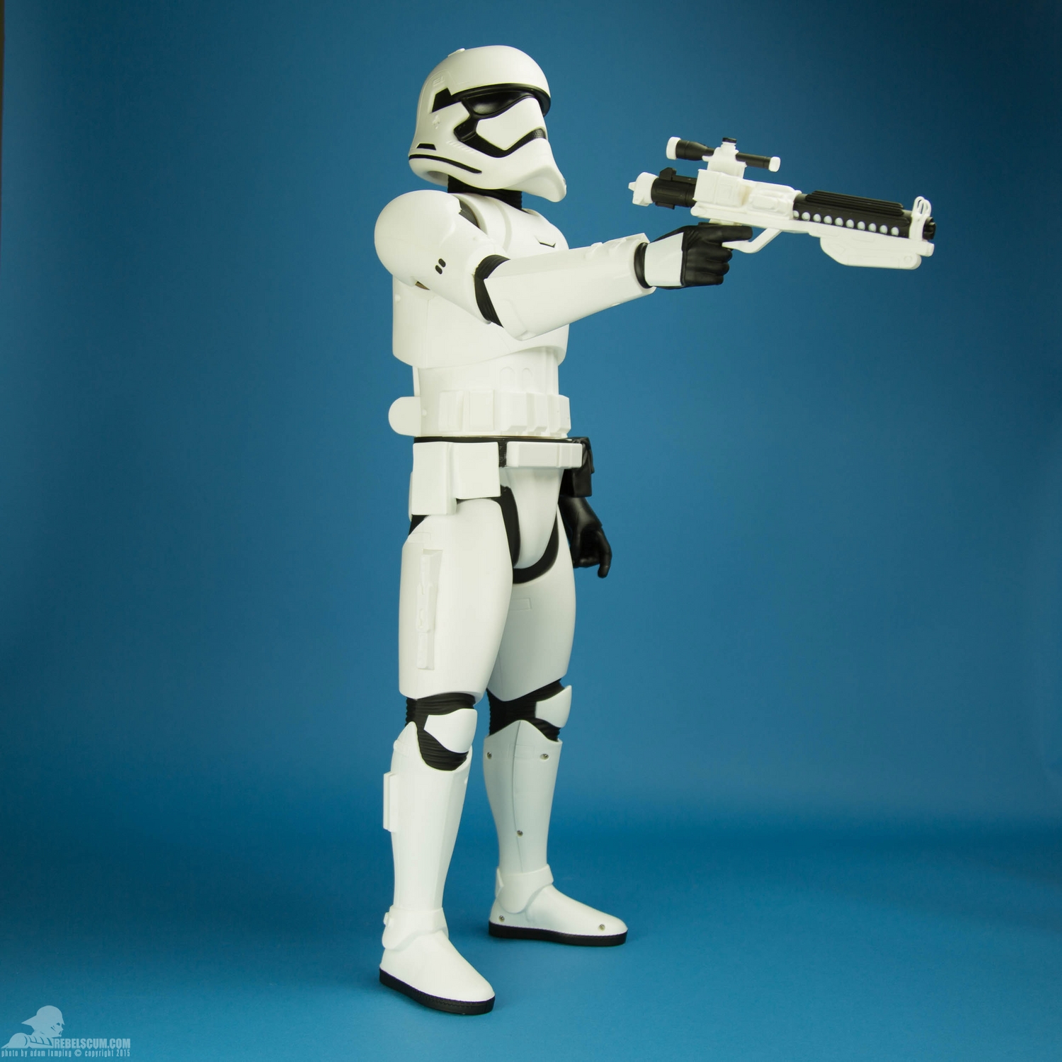 jakks-pacific-first-order-stormtrooper-31-inch-figure-011.jpg