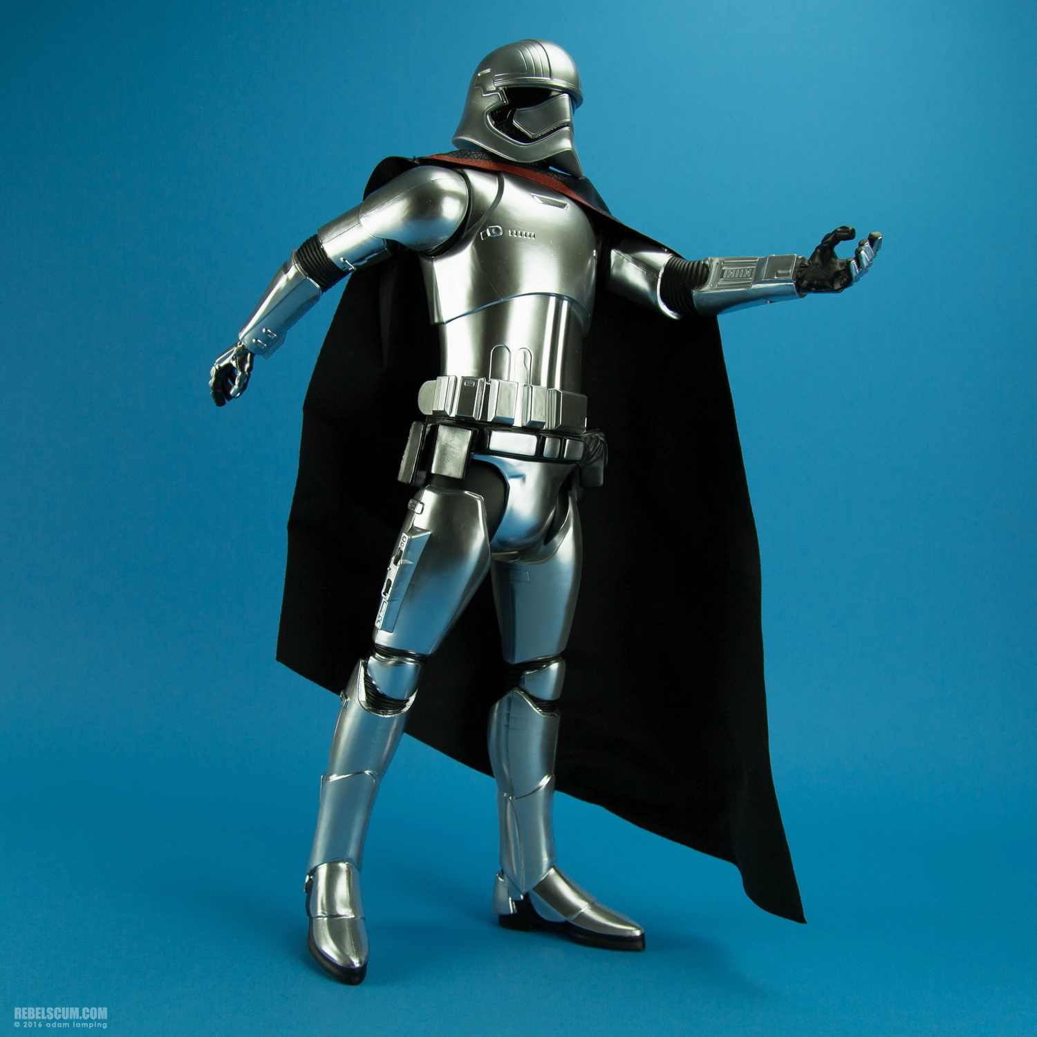 jakks-pacific-premium-edition-captain-phasma-big-fig-2016-convention-exclusive-002.jpg