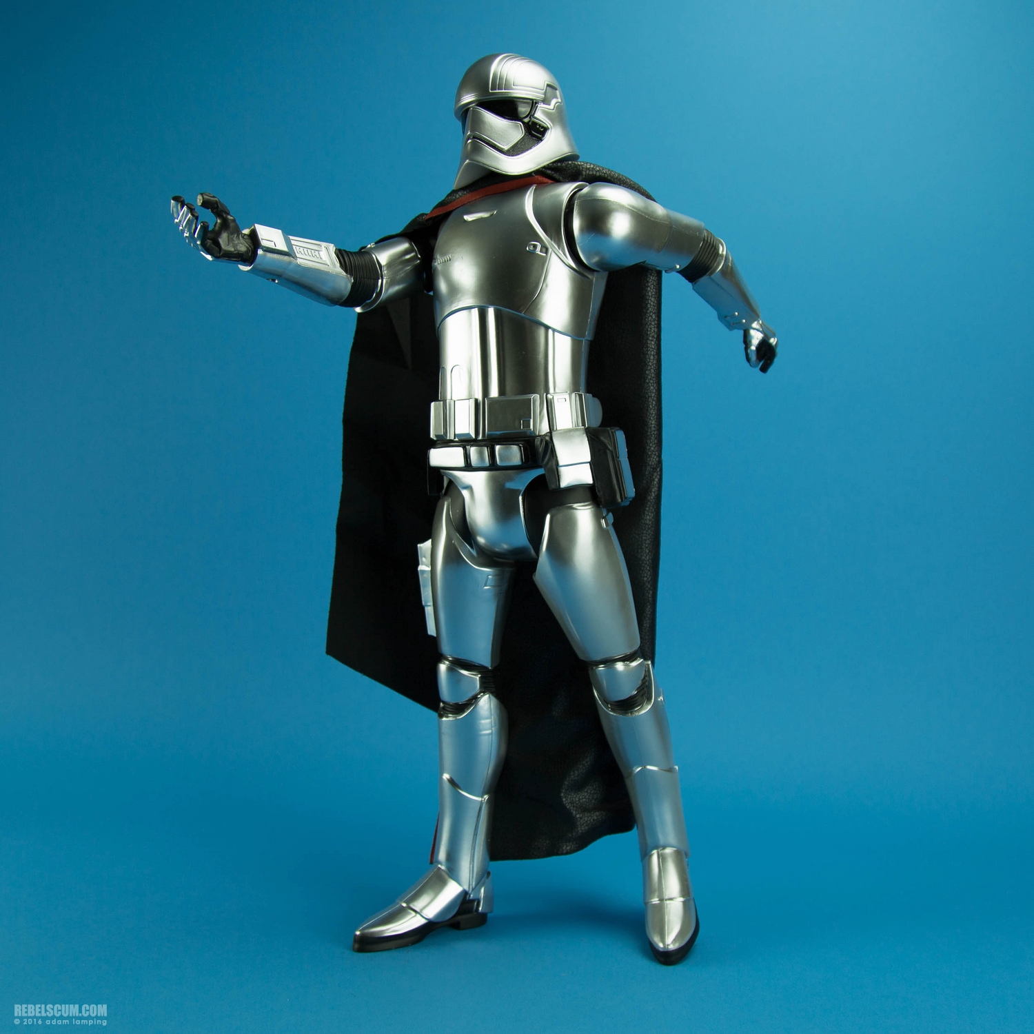 jakks-pacific-premium-edition-captain-phasma-big-fig-2016-convention-exclusive-003.jpg