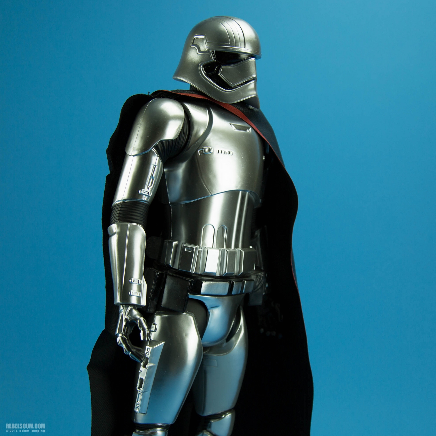 jakks-pacific-premium-edition-captain-phasma-big-fig-2016-convention-exclusive-006.jpg