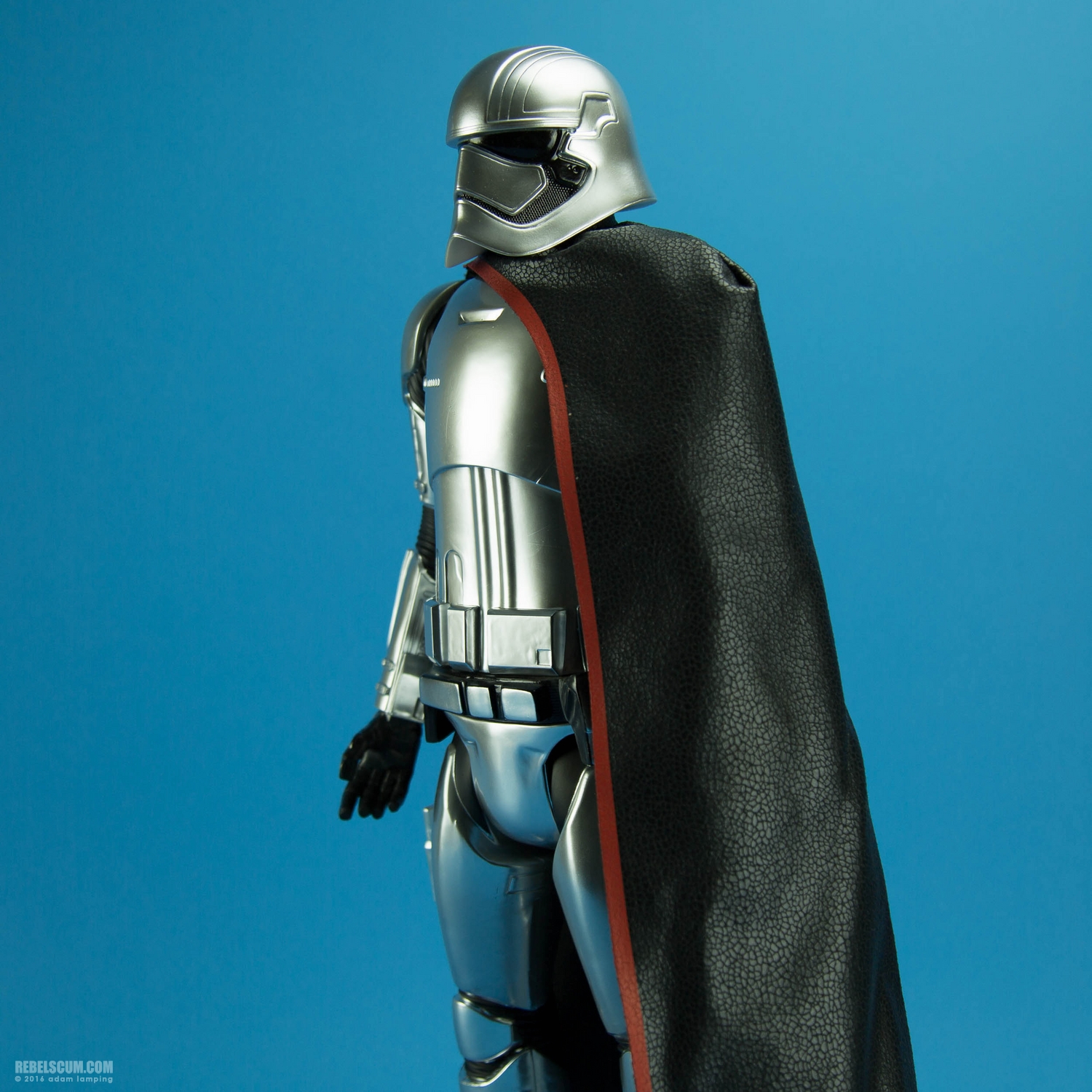 jakks-pacific-premium-edition-captain-phasma-big-fig-2016-convention-exclusive-007.jpg