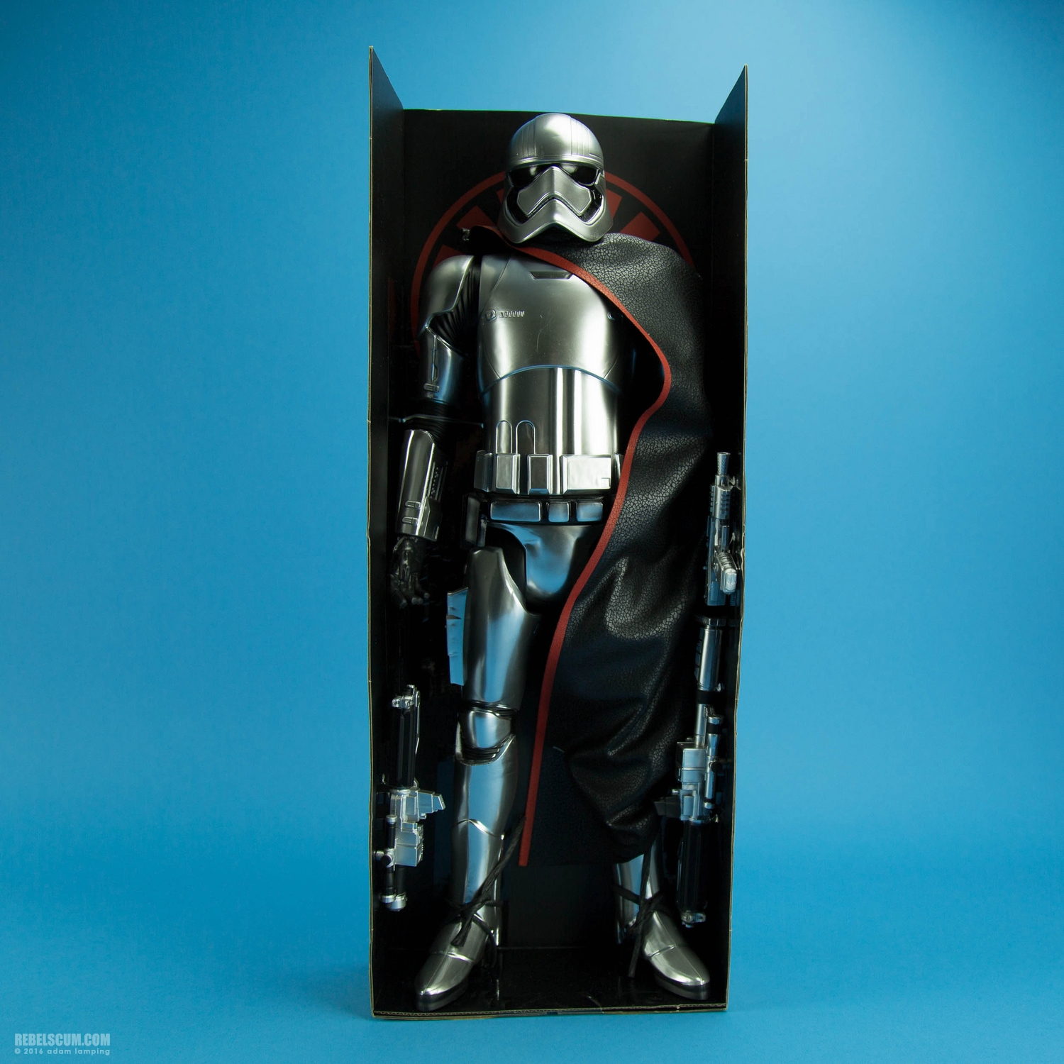 jakks-pacific-premium-edition-captain-phasma-big-fig-2016-convention-exclusive-024.jpg