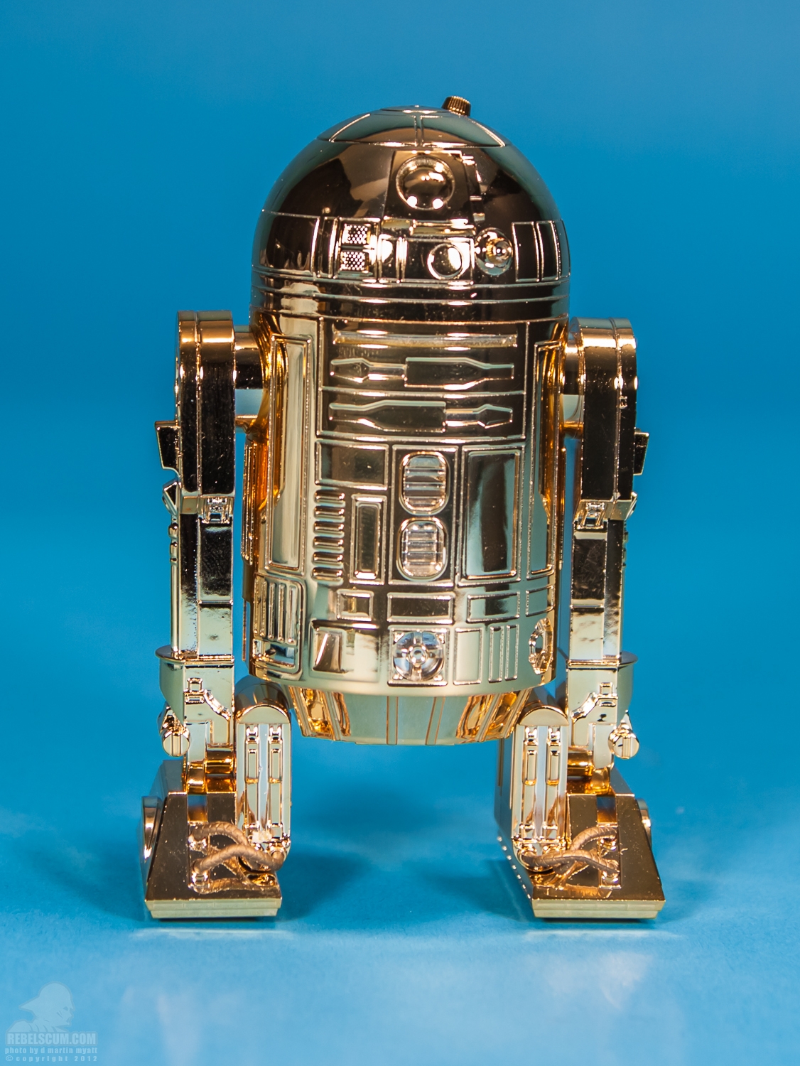 Golden_R2-D2_ARTFX_60th_Anniversary_Kotobukiya-01.jpg