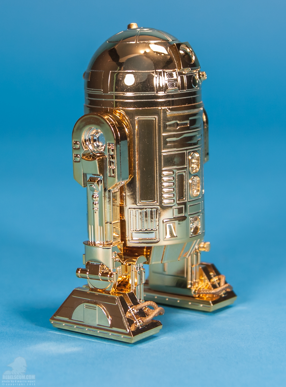 Golden_R2-D2_ARTFX_60th_Anniversary_Kotobukiya-02.jpg