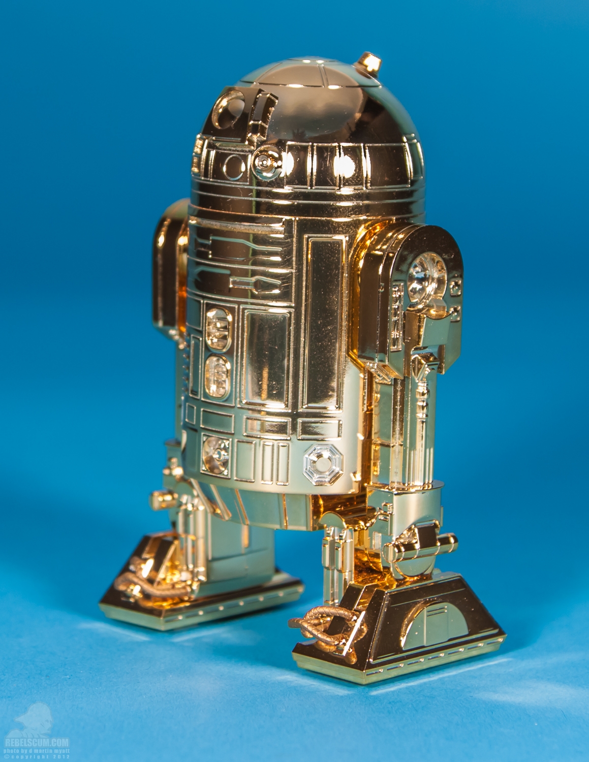 Golden_R2-D2_ARTFX_60th_Anniversary_Kotobukiya-03.jpg