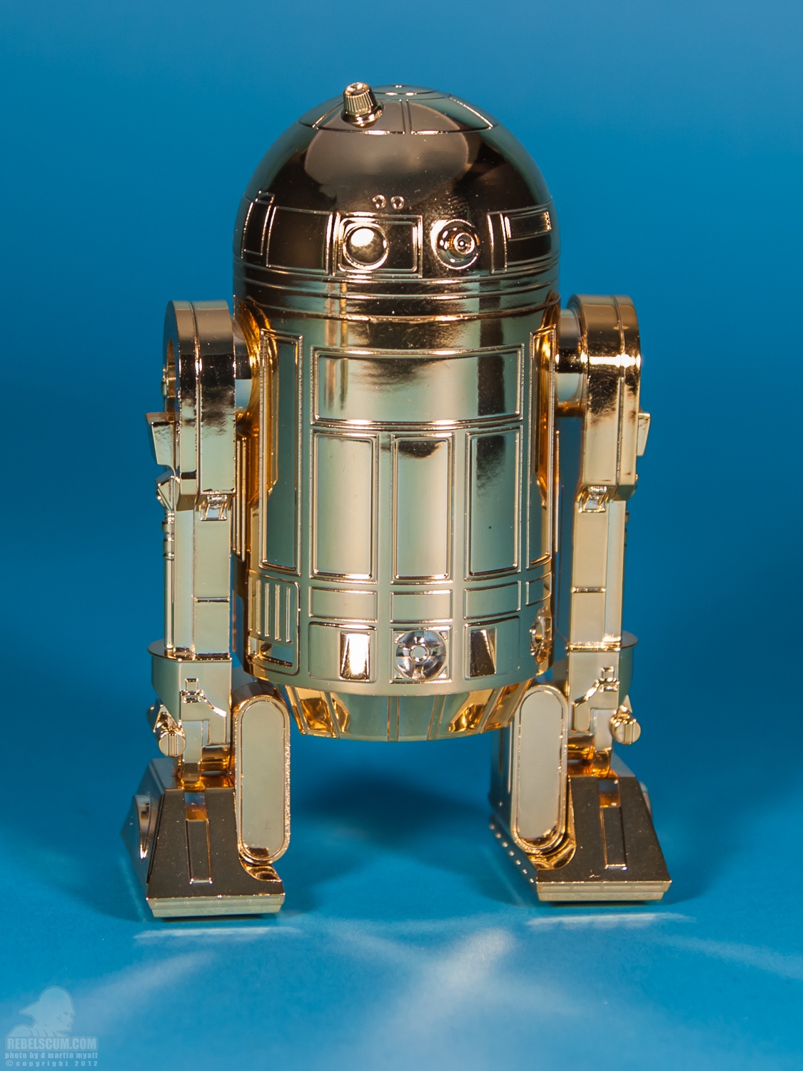 Golden_R2-D2_ARTFX_60th_Anniversary_Kotobukiya-04.jpg