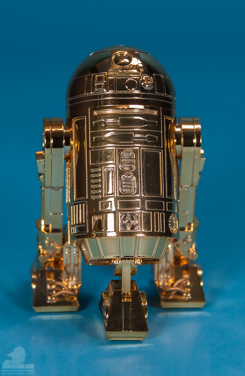 Golden_R2-D2_ARTFX_60th_Anniversary_Kotobukiya-05.jpg