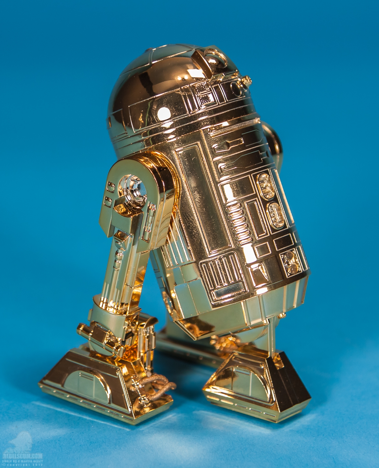 Golden_R2-D2_ARTFX_60th_Anniversary_Kotobukiya-06.jpg