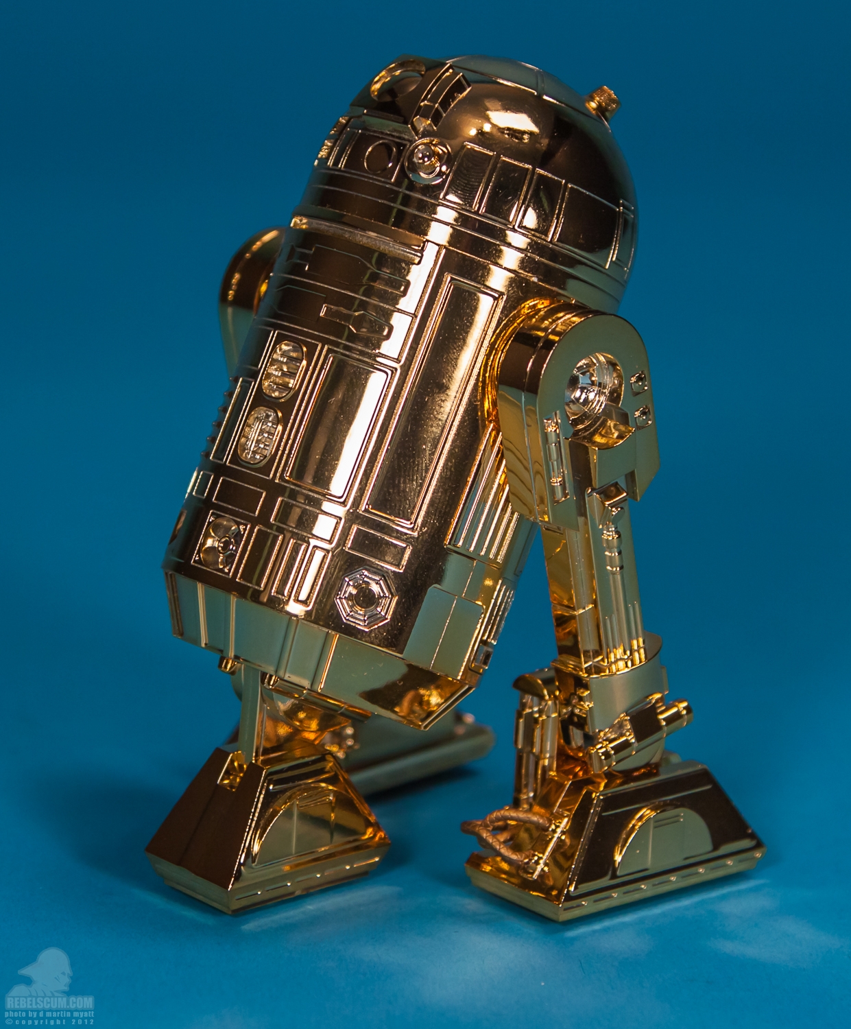 Golden_R2-D2_ARTFX_60th_Anniversary_Kotobukiya-07.jpg