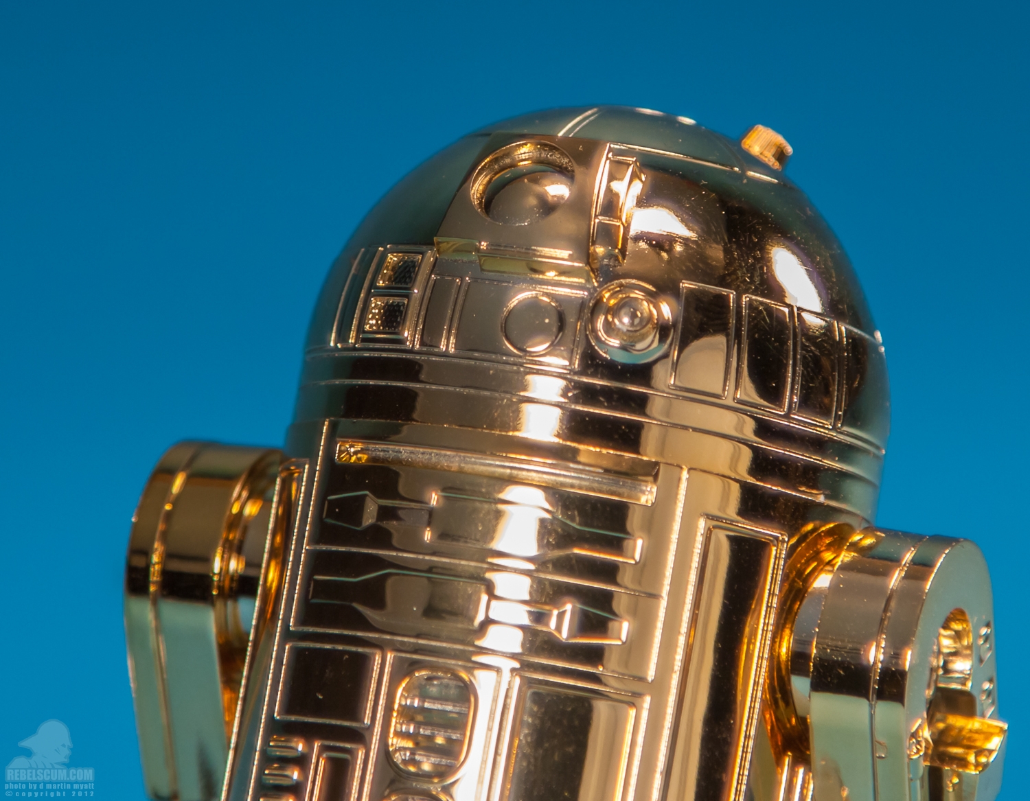 Golden_R2-D2_ARTFX_60th_Anniversary_Kotobukiya-21.jpg