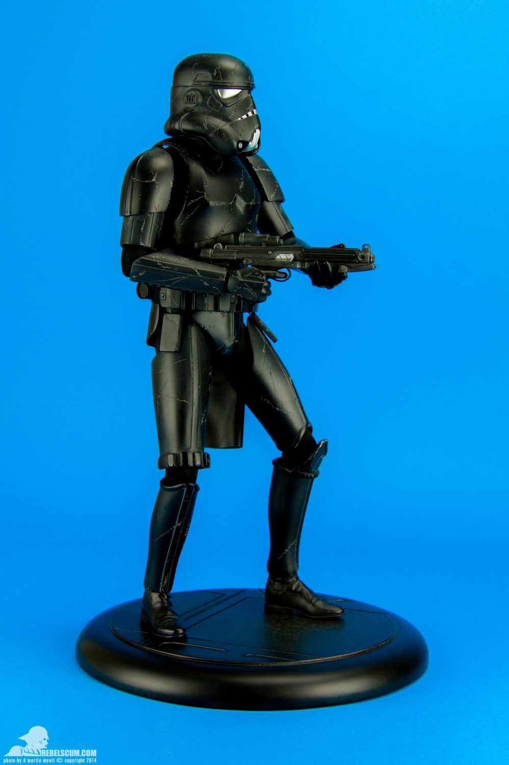 Blackhole-Stormtrooper-Premium-Format-Sideshow-Collectibles-002.jpg