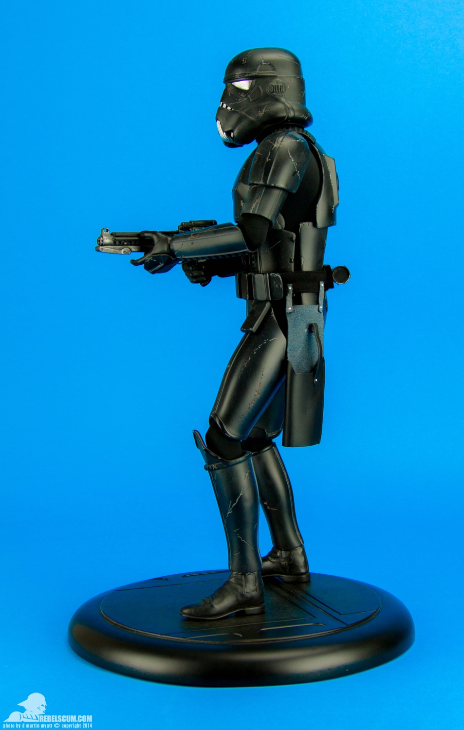 Blackhole-Stormtrooper-Premium-Format-Sideshow-Collectibles-003.jpg