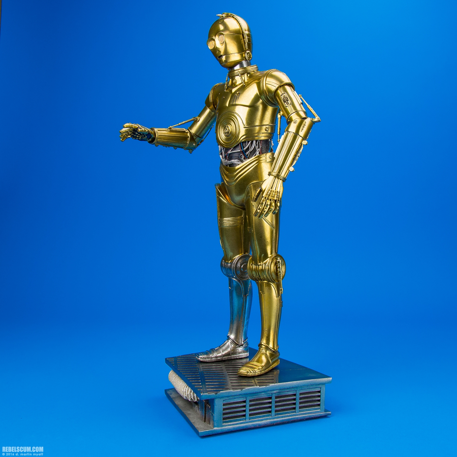 C-3PO-Premium-Format-Figure-Sideshow-Collectibles-003.jpg