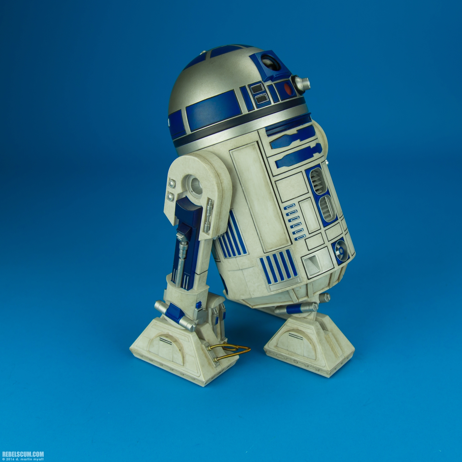 R2-D2-Premium-Format-Figure-Sideshow-Collectibles-002.jpg