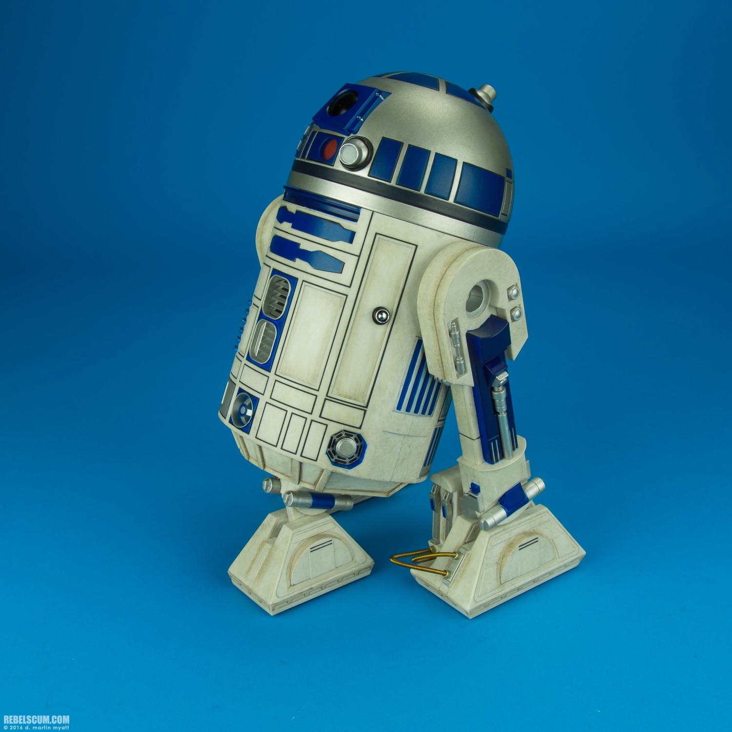 R2-D2-Premium-Format-Figure-Sideshow-Collectibles-003.jpg