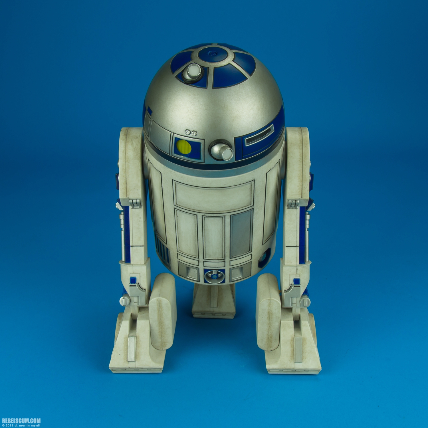 R2-D2-Premium-Format-Figure-Sideshow-Collectibles-004.jpg