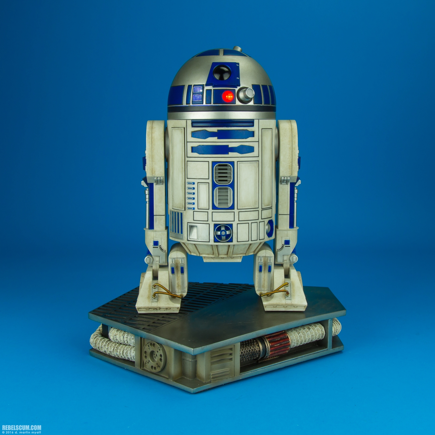 R2-D2-Premium-Format-Figure-Sideshow-Collectibles-005.jpg