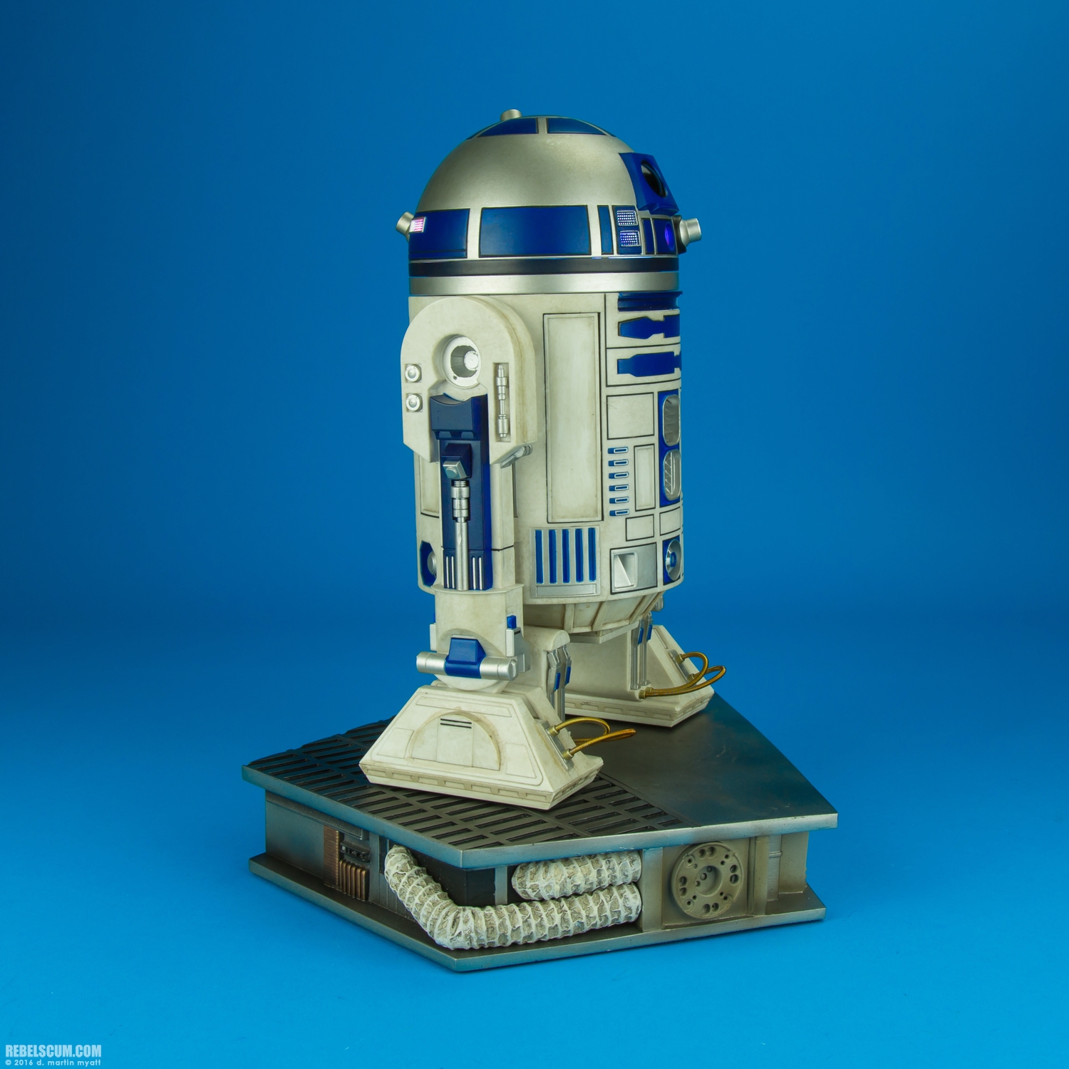 R2-D2-Premium-Format-Figure-Sideshow-Collectibles-006.jpg