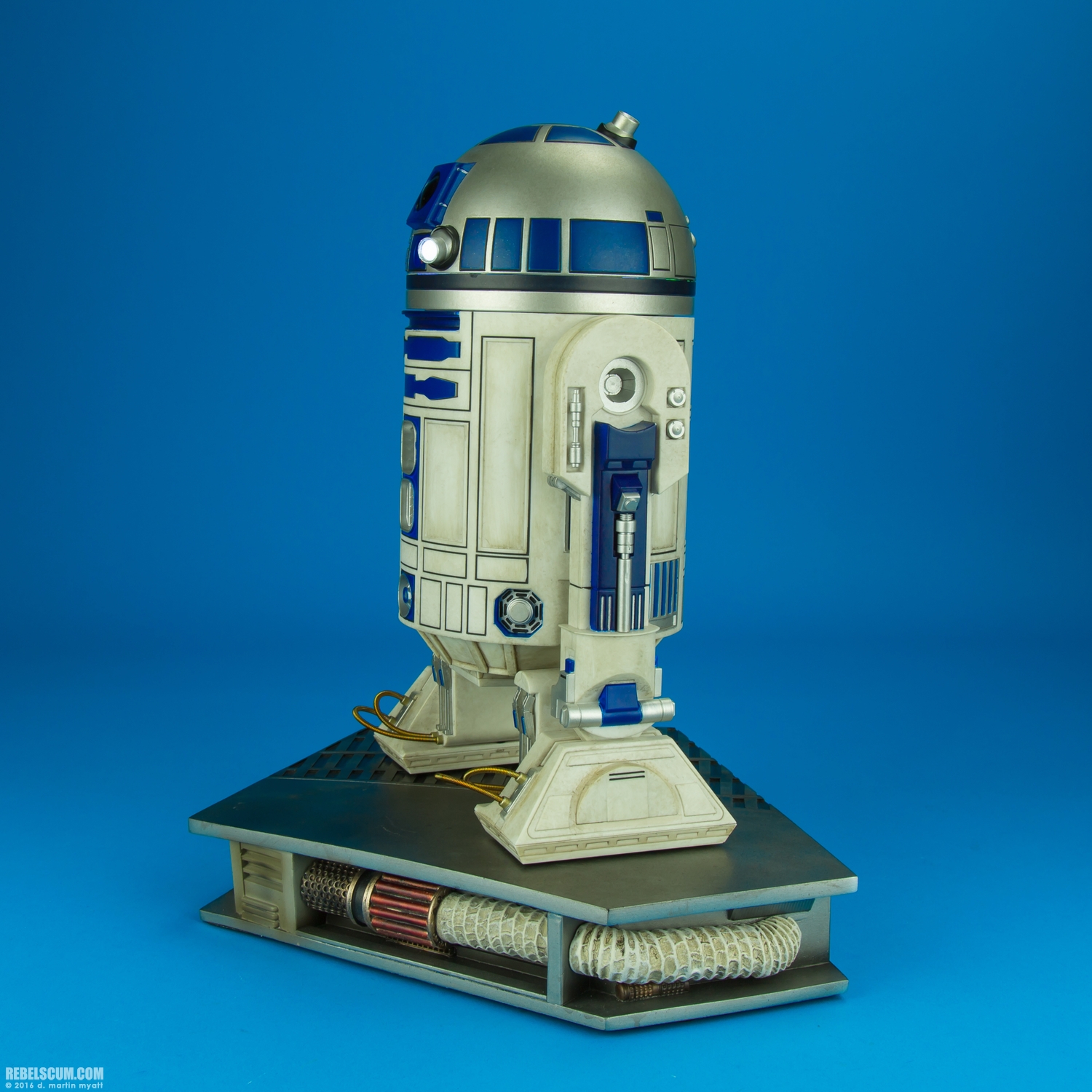 R2-D2-Premium-Format-Figure-Sideshow-Collectibles-007.jpg
