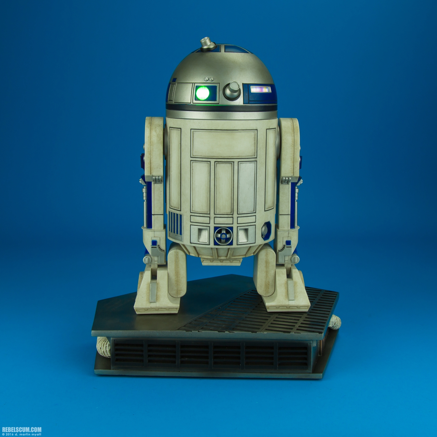 R2-D2-Premium-Format-Figure-Sideshow-Collectibles-008.jpg