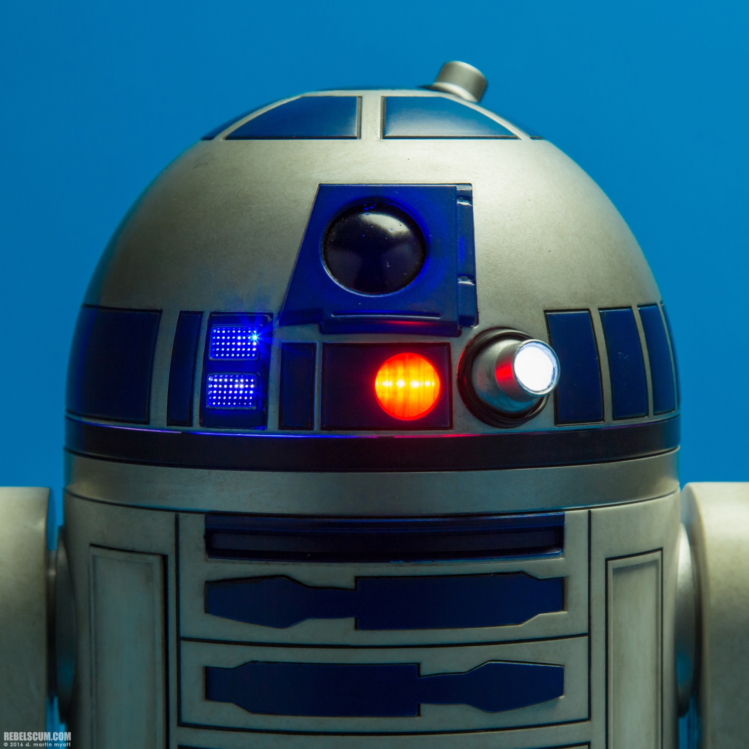 R2-D2-Premium-Format-Figure-Sideshow-Collectibles-013.jpg