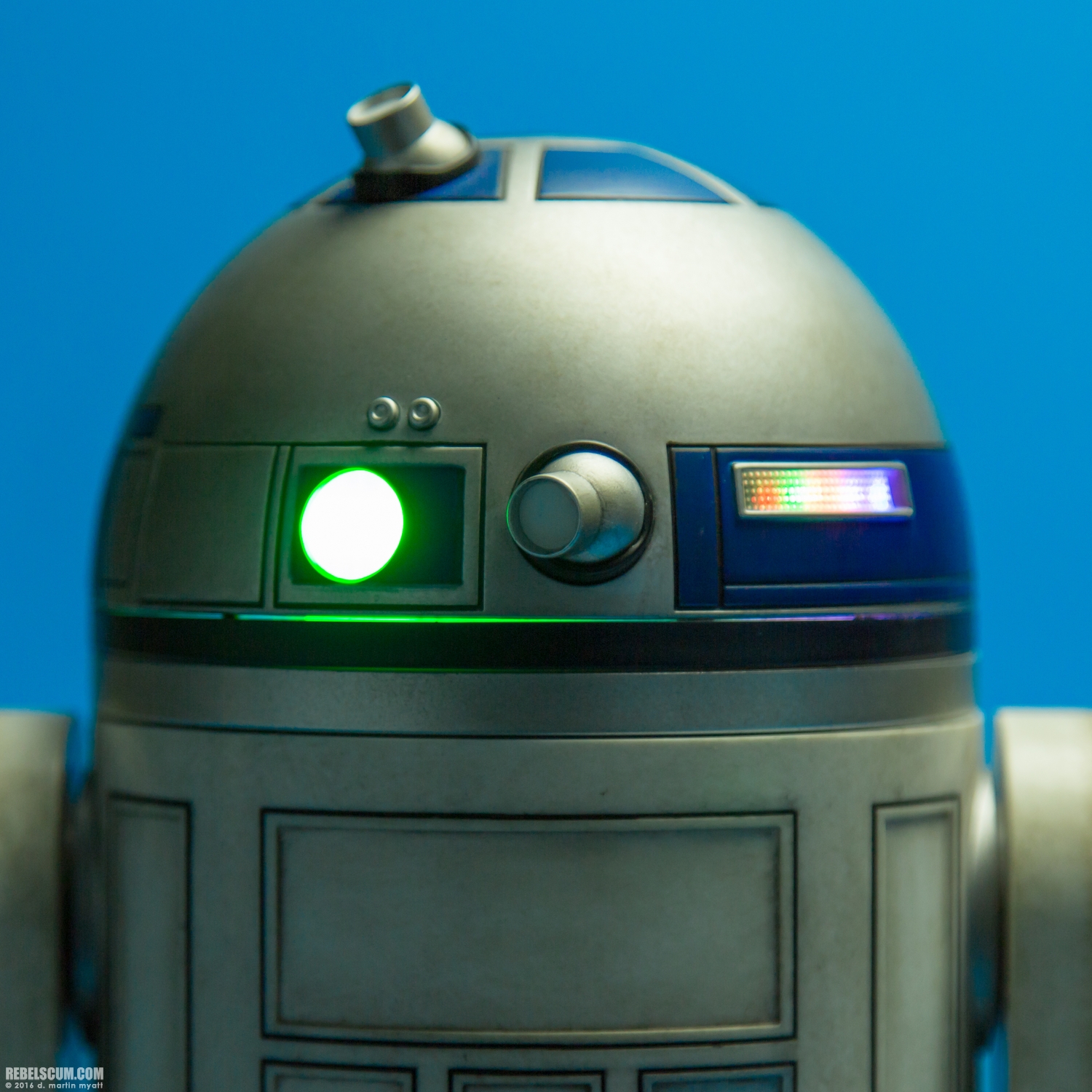 R2-D2-Premium-Format-Figure-Sideshow-Collectibles-015.jpg