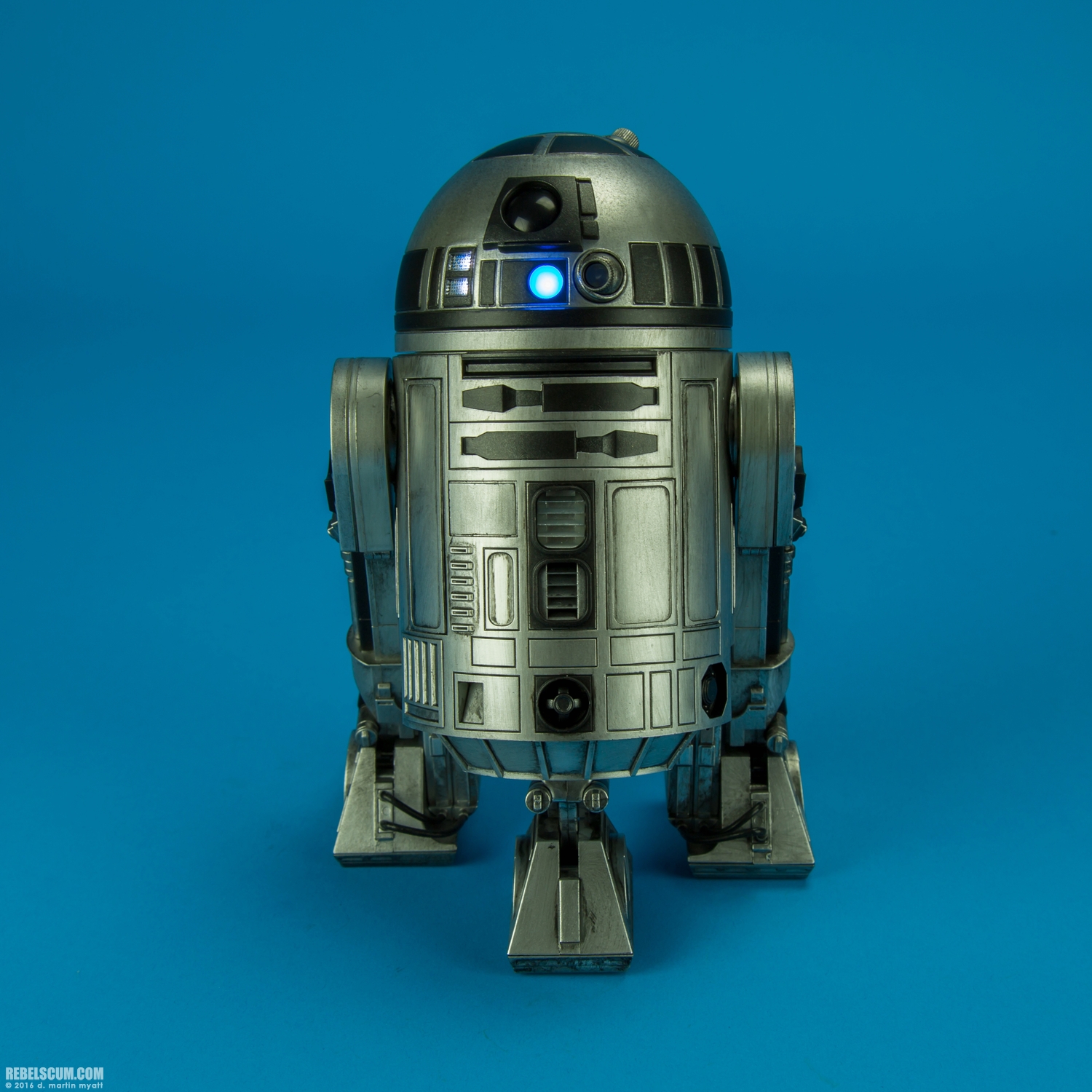 R2-D2-Unpainted-Prototype-2016-SDCC-Sideshow-001.jpg