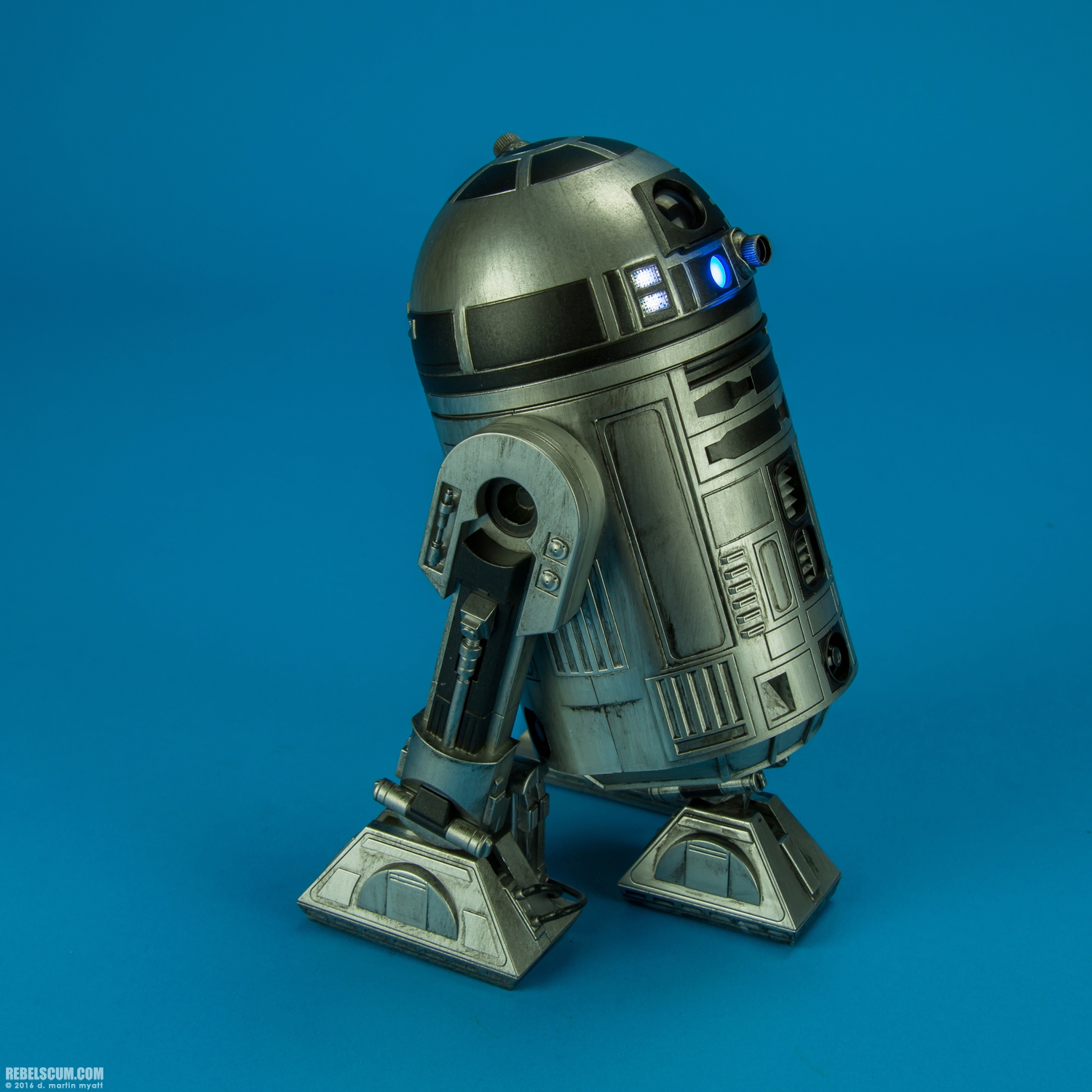 R2-D2-Unpainted-Prototype-2016-SDCC-Sideshow-002.jpg