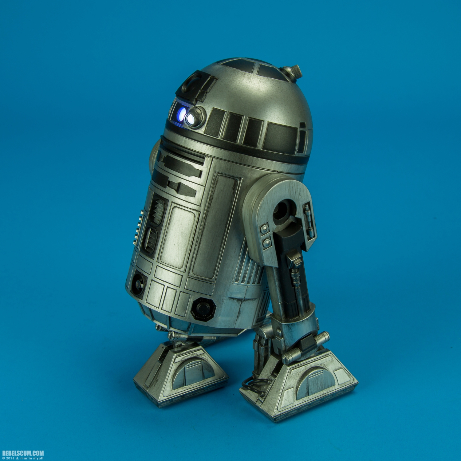 R2-D2-Unpainted-Prototype-2016-SDCC-Sideshow-003.jpg