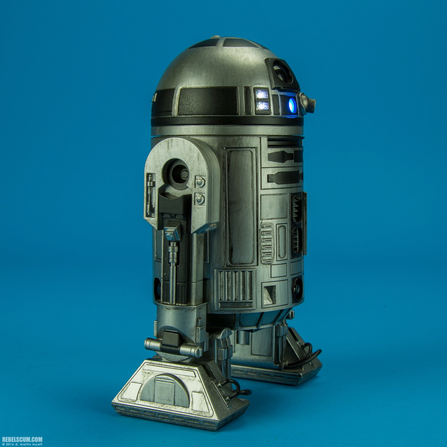 R2-D2-Unpainted-Prototype-2016-SDCC-Sideshow-006.jpg