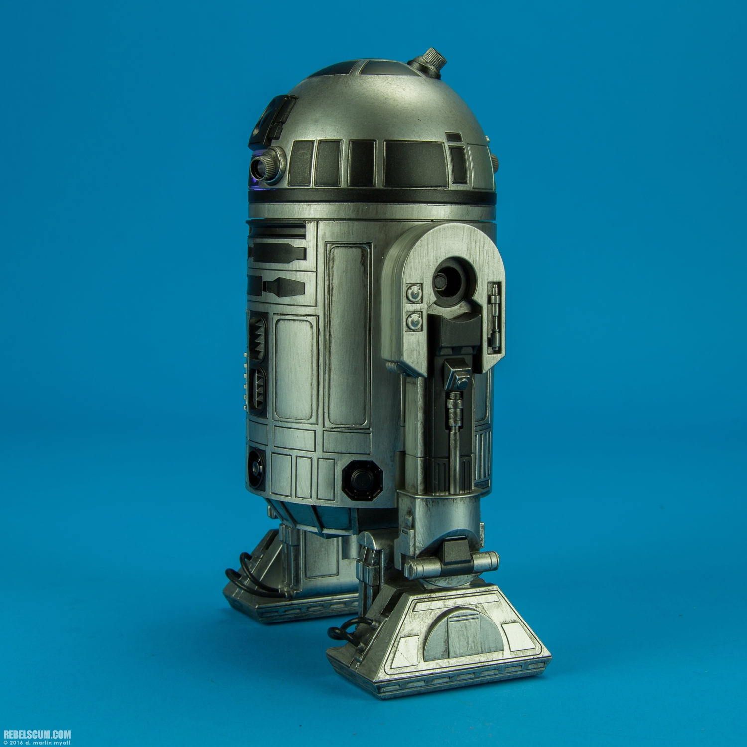 R2-D2-Unpainted-Prototype-2016-SDCC-Sideshow-007.jpg
