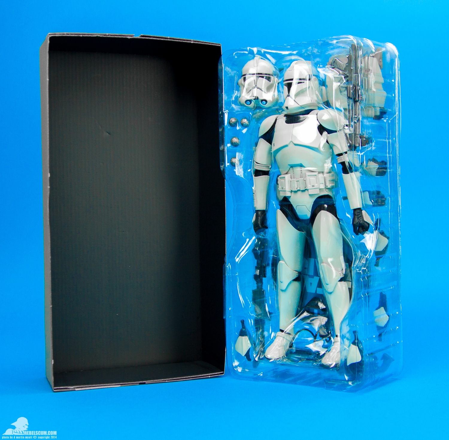 Shiny-Clone-Trooper-Deluxe-Sixth-Scale-Figure-Sideshow-030.jpg