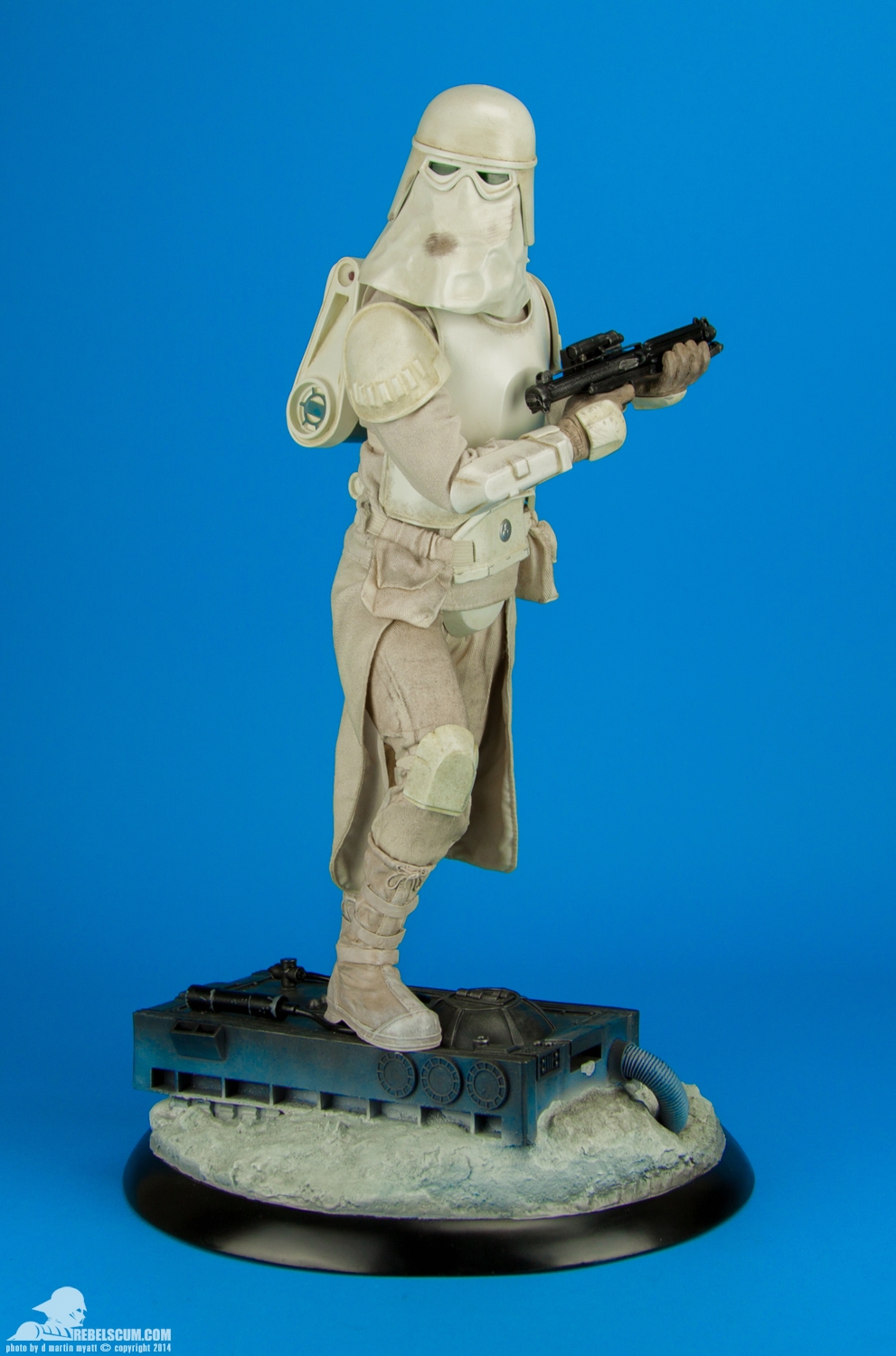 Snowtrooper-Premium-Format-Figure-Sideshow-Collectibles-001.jpg