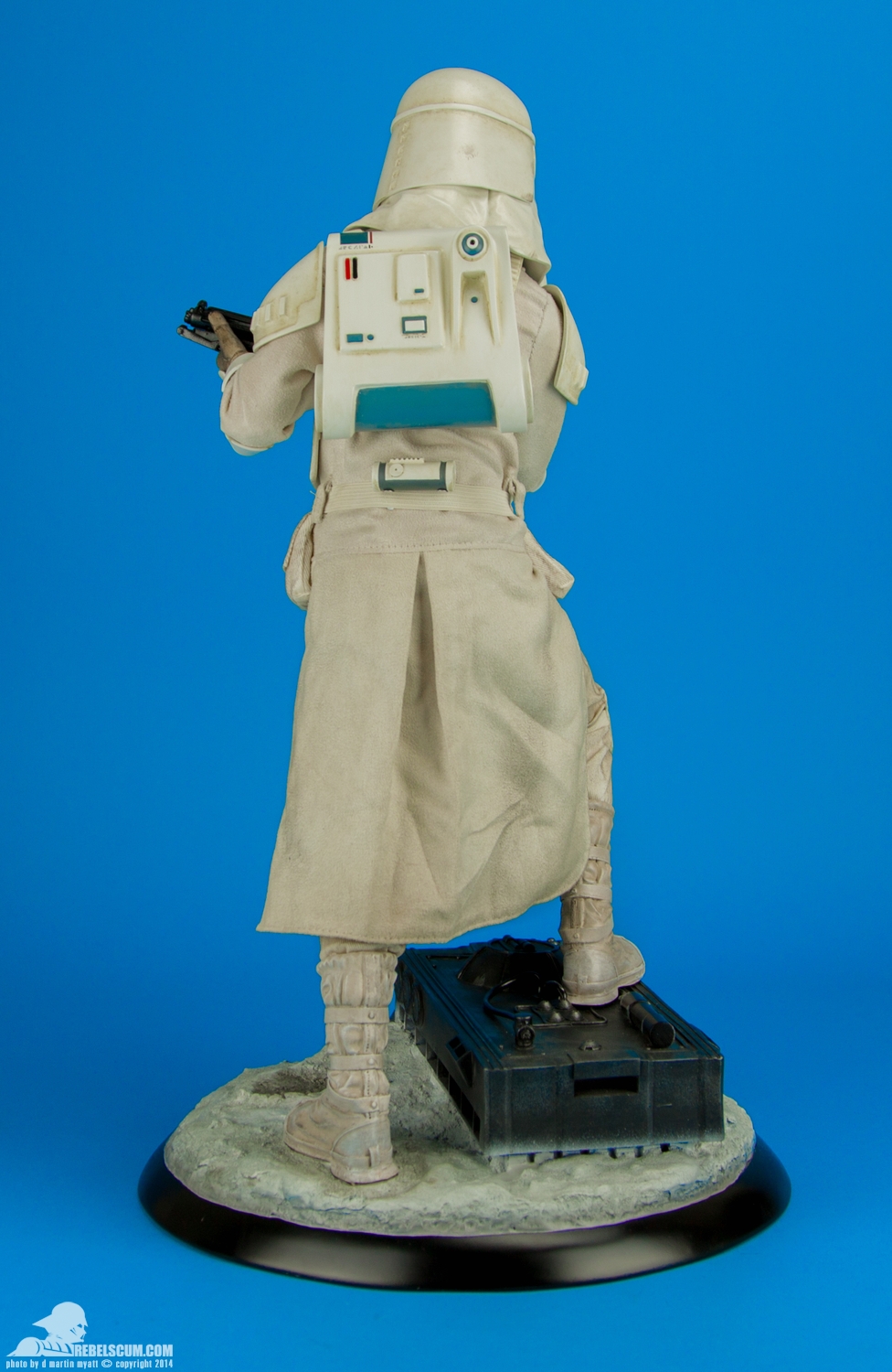 Snowtrooper-Premium-Format-Figure-Sideshow-Collectibles-004.jpg