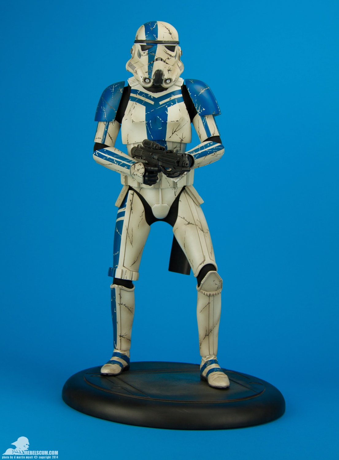 Stormtrooper-Commander-Premium-Format-Figure-Sideshow-001.jpg