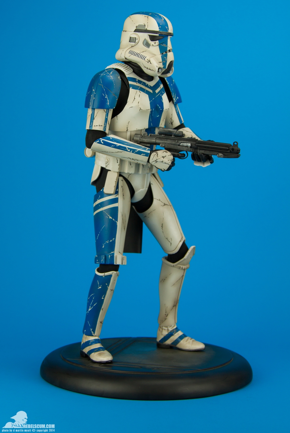 Stormtrooper-Commander-Premium-Format-Figure-Sideshow-002.jpg