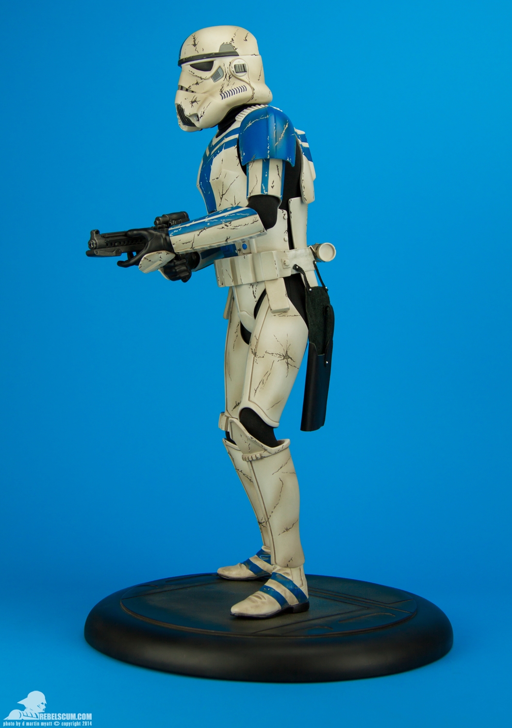 Stormtrooper-Commander-Premium-Format-Figure-Sideshow-003.jpg