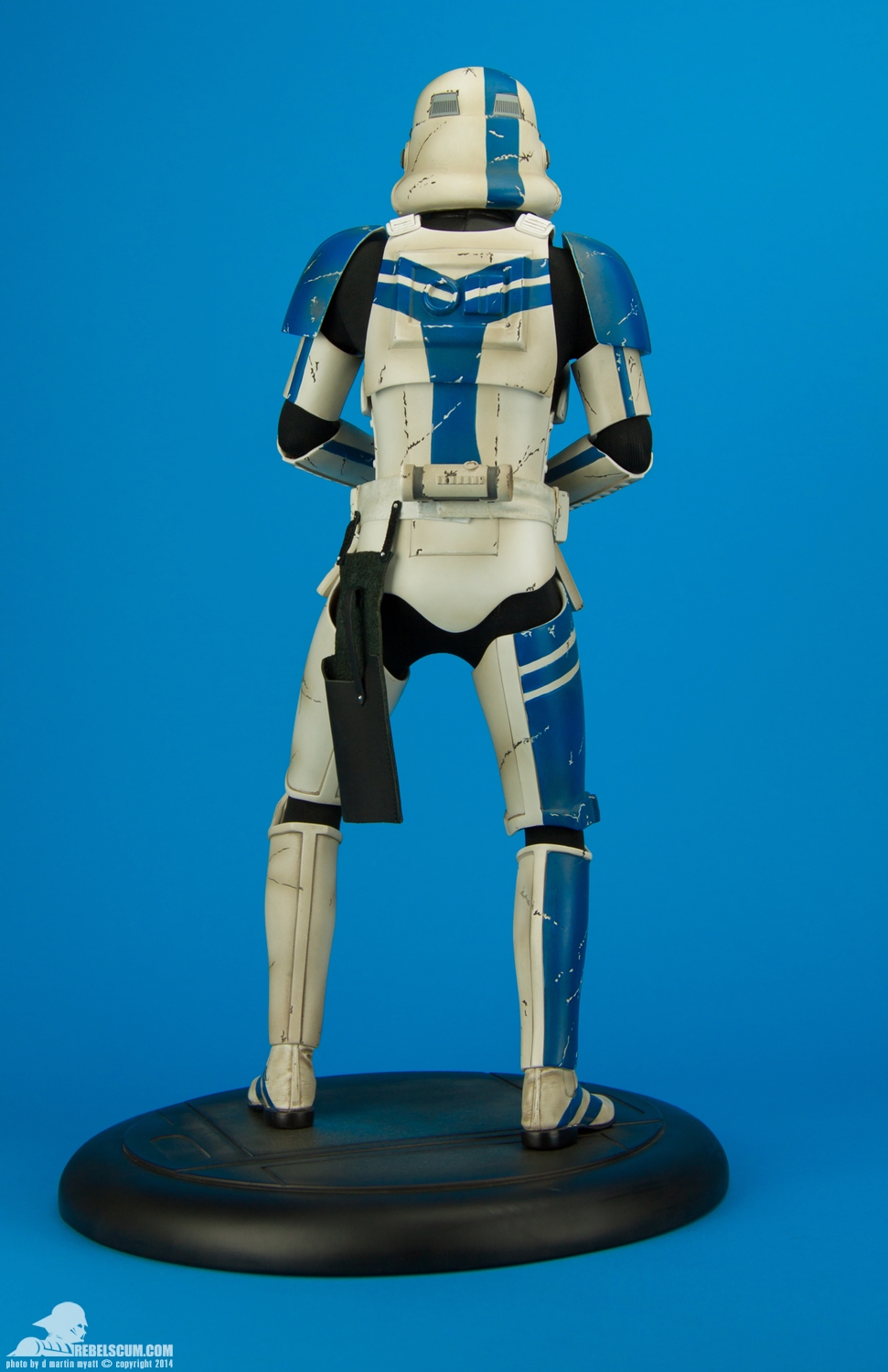 Stormtrooper-Commander-Premium-Format-Figure-Sideshow-004.jpg